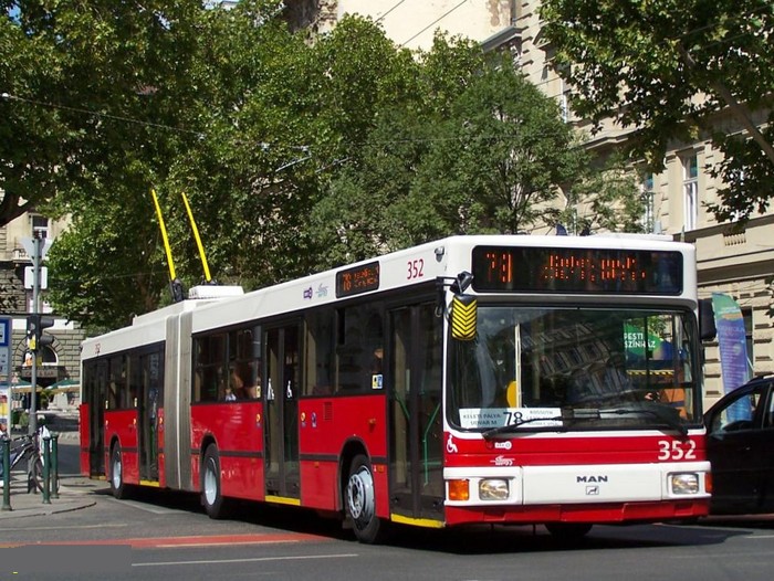 Former Eberswalde articulated trolleybus 038 of the Austrian type ÖAF Gräf & Stift NGE 152 M18 in Budapest/H with the
car no. 352 on the Nagymező utca